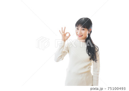 OKサインをする若い女性 OKサインをする若い女性 75100493