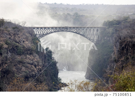 View of the bridge over the Zambezi River after Victoria Falls on the border of Zimbabwe and Zambia. 75100851