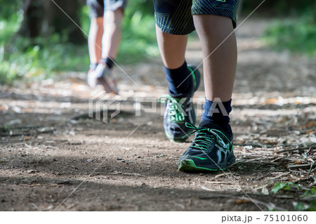 ハイキングする少年たち（足） 75101060