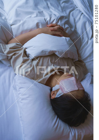 睡眠　ホットアイマスク　布団　眠り　女性　日本人 75101280