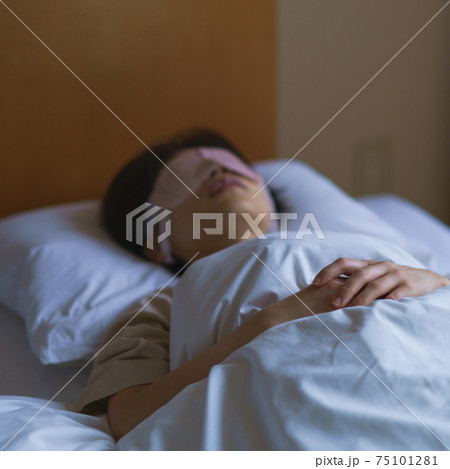 睡眠　ホットアイマスク　布団　眠り　女性　日本人 75101281