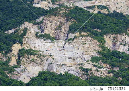 香川県高松市 屋島から庵治石の採石場を望む 香川県高松市 屋島から庵治石の採石場を望む 75101521