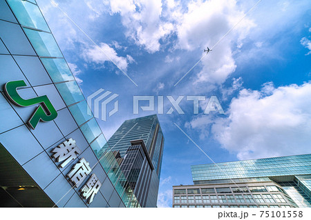 日本の東京都市景観 新宿駅(新南改札側)から都心上空を通過する航空機を望む 日本の東京都市景観 新宿駅(新南改札側)から都心上空を通過する航空機を望む 75101558