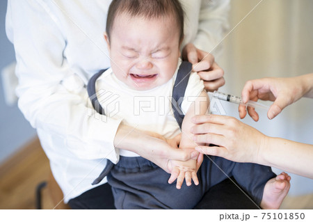 予防接種を受ける赤ちゃん 75101850