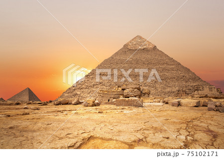 Sunset in the desert and the Pyramid of Khafre, Egypt 75102171