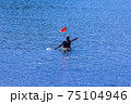 海で楽しむシーカヤックの写真青い海マリンスポーツ 75104946