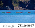 海を集団ツーリングするシーカヤックの写真青い海マリンスポーツ 75104947