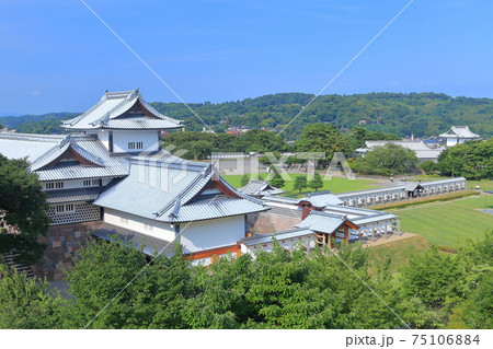 【石川県】晴天下の金沢城　橋爪門続櫓 75106884