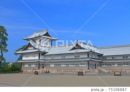 【石川県】晴天下の金沢城　菱櫓 75106887