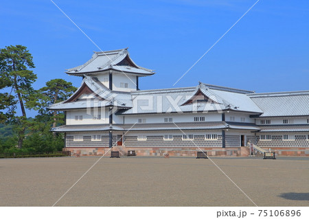 【石川県】晴天下の金沢城　菱櫓 75106896