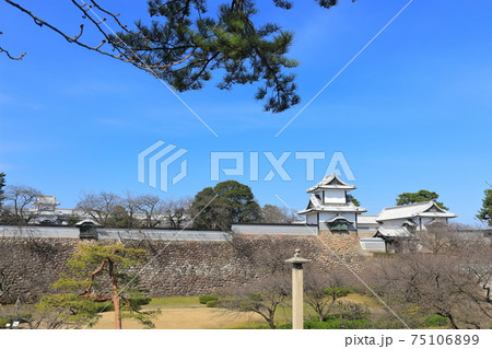 【石川県】晴天下の金沢城 石川門 【石川県】晴天下の金沢城 石川門 75106899