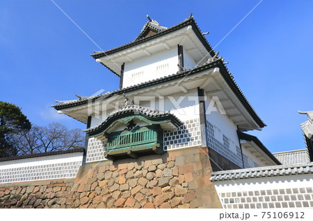 【石川県】晴天下の金沢城　石川門 75106912