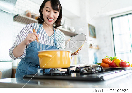 キッチンで料理をする女性 75106926