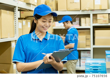 倉庫で働く若い女性 倉庫で働く若い女性 75107656