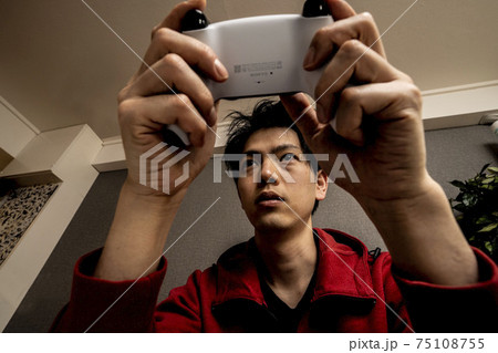 ビデオゲーム中毒の若い男性,寝癖のある若いアジア人男性,ゲームに狂った青年, ビデオゲーム中毒の若い男性,寝癖のある若いアジア人男性,ゲームに狂った青年, 75108755