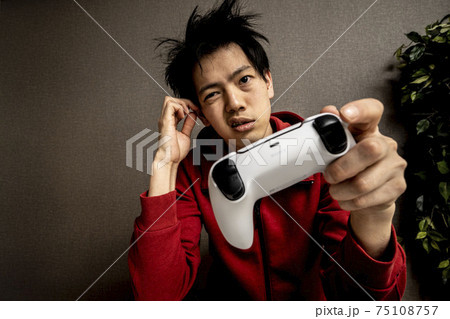ビデオゲーム中毒の若い男性,寝癖のある若いアジア人男性,ゲームに狂った青年, 75108757