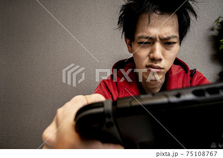 ビデオゲーム中毒の若い男性,寝癖のある若いアジア人男性,ゲームに狂った青年, ビデオゲーム中毒の若い男性,寝癖のある若いアジア人男性,ゲームに狂った青年, 75108767