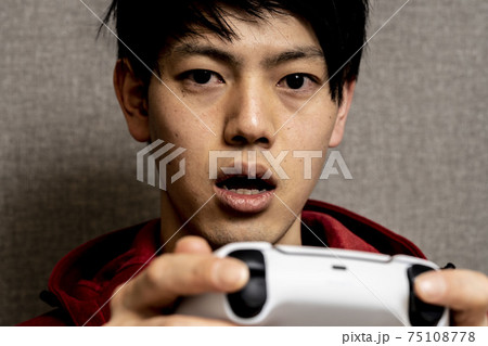 ビデオゲーム中毒の若い男性,寝癖のある若いアジア人男性,ゲームに狂った青年, 75108778