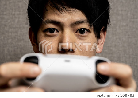 ビデオゲーム中毒の若い男性,寝癖のある若いアジア人男性,ゲームに狂った青年, 75108783