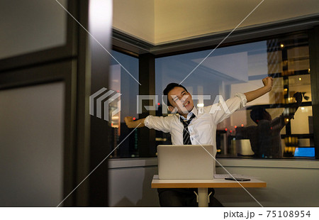 仕事に疲れたビジネスマン 75108954