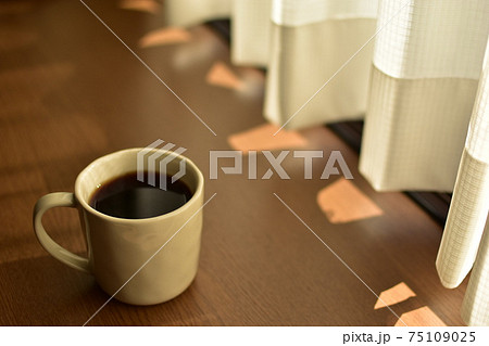 窓際のコーヒー 75109025