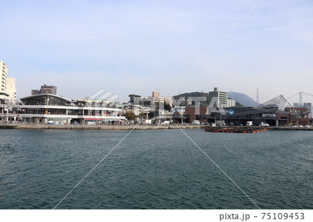 下関市の唐戸市場とカモンワーフ 75109453