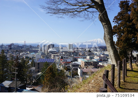 城下町盛岡の観光名所 盛岡天満宮から見える岩手山 城下町盛岡の観光名所 盛岡天満宮から見える岩手山 75109534