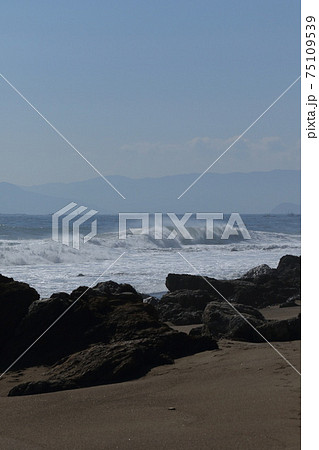 波が高く荒い海の岩がゴツゴツしている海岸の写真素材