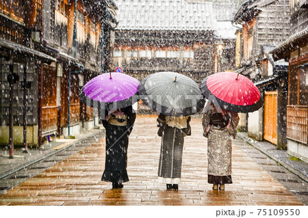 雪が舞うひがし茶屋街 75109550