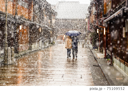 雪が舞うひがし茶屋街 75109552