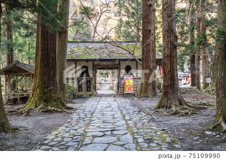 奥州柳津虚空蔵尊石畳の参道と山門 75109990