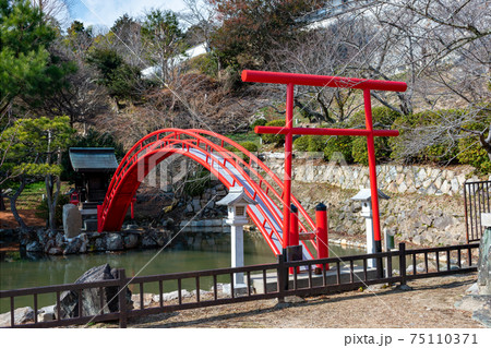 兵庫県西宮市甲山山麓にある神呪寺、弁財天の太鼓橋 75110371