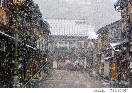 雪が舞うひがし茶屋街 75110444