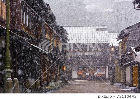 雪が舞うひがし茶屋街 雪が舞うひがし茶屋街 75110445