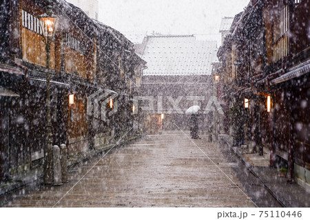 雪が舞うひがし茶屋街 雪が舞うひがし茶屋街 75110446
