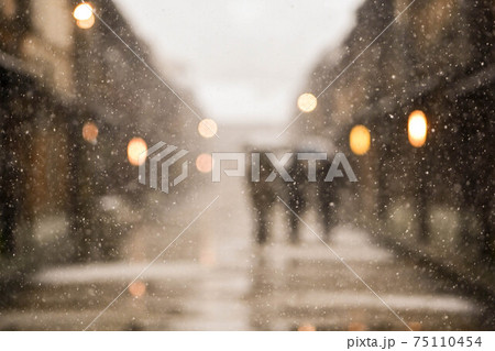 雪が舞うひがし茶屋街 75110454