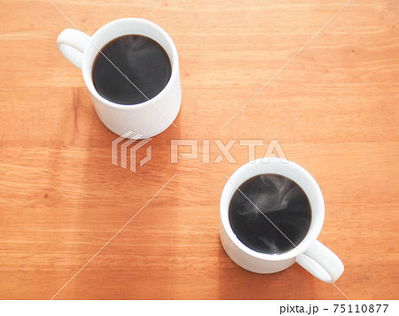 二つのコーヒーカップ 明るいイメージの写真素材