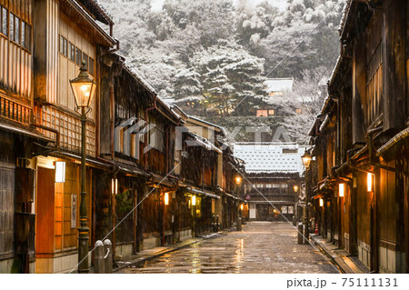 雪が舞うひがし茶屋街 75111131