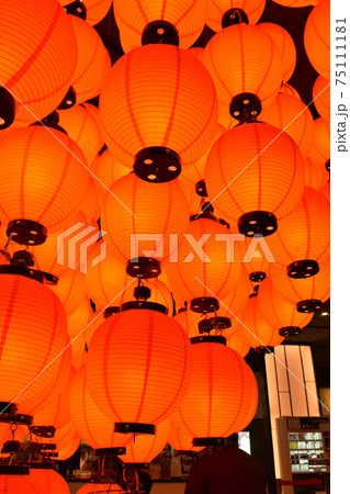 【京都】オレンジ色の提灯 75111181