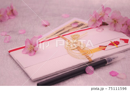 河津桜を散らした和紙の祝儀袋 春を感じさせるおめでたいイメージ 河津桜を散らした和紙の祝儀袋 春を感じさせるおめでたいイメージ 75111596