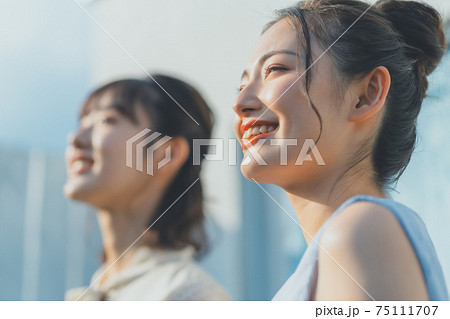 紫外線と女性 75111707