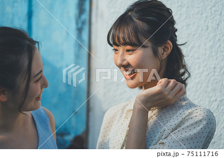友達に髪型を褒められる女子大生 友達に髪型を褒められる女子大生 75111716