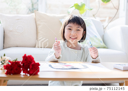 リビングでお絵描きをする女の子 75112145