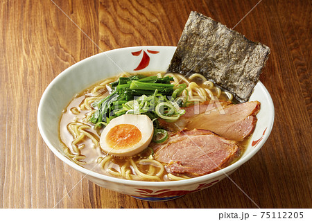 醤油豚骨ラーメン 醤油豚骨ラーメン 75112205