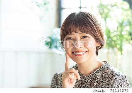 ショートカットが似合う若い女性 75112272