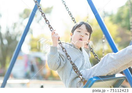 ブランコで遊ぶ男の子 ブランコで遊ぶ男の子 75112423
