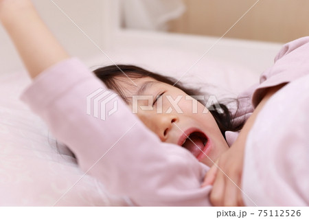 ベッドで眠る女の子 ベッドで眠る女の子 75112526