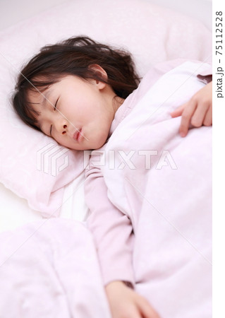 ベッドで眠る女の子 ベッドで眠る女の子 75112528
