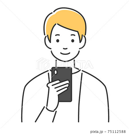 笑顔でスマホを見る若い男性 75112588