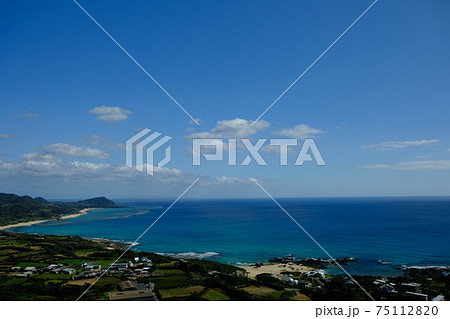 奄美大島　加世間峠から見る手広海岸 75112820